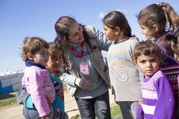 Kanareek S. Dawood, Sozialarbeiterin bei der Caritas Zakho, im Gespräch mit Kindern aus dem jesidischen Flüchtlingslager in Derabun.