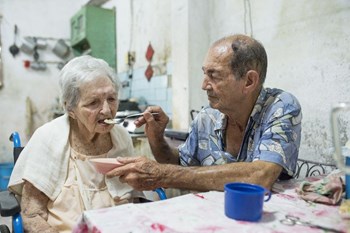 Der neunundsiebzigjährige Wilfredo Martell kümmert sich um seine Mutter (97). Er besuchte einen Caritas-Kurs.