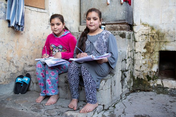 Safa und Marua sind die einzigen Kinder in der Familie, die die Schule besuchen können.