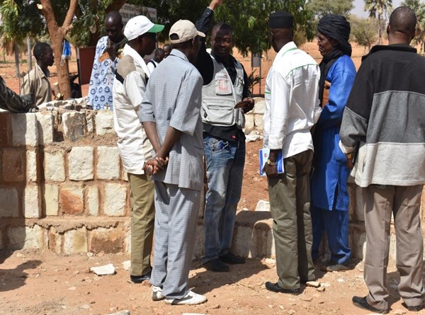 Um den Handel mit Produkten wieder zu beleben, bauen die Projektpartner in Mali ein Lagerhaus für Saatgut und landwirtschaftliche Produkte.