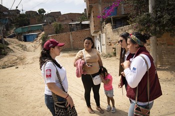 Zwei Jahrzehnte Misswirtschaft in Venezuela haben viele Menschen verarmen lassen. Millionen haben das Land aufgrund der Krise verlassen und leben nun vor allem im benachbarten Kolumbien unter schwierigsten Bedingungen. Den Geflüchteten bei ihrem Kampf um ein menschenwürdiges Leben zur Seite zu stehen, ist Teil des Auftrags, den die Caritas in Kolumbien erfüllt. Einige der Caritas-Mitarbeitenden sind selbst vor einigen Jahren aus Venezuela nach Kolumbien geflohen.