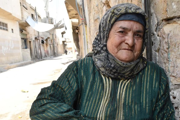 Die Seniorin Fawzia Nia-Aly lebt in einer Garage. Hier hat sie sich eingerichtet, seit Jahren. Der Ort ist im Winter kalt, im Sommer heiß. Von der Caritas Syrien erhält sie Lebensmittel und einen Gutschein. Davon hat sie sich einen warmen Mantel gekauft.

