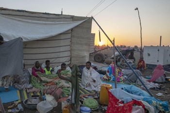 Krieg, Gewalt und Dürre: Tigray steckt tief in einer humanitären Krise. Zahlreiche sind zu Geflüchteten geworden, so wie diese jungen Männer in einem Flüchtlingslager im Sudan.
