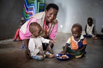 ”Manchmal konnten wir den Babys jeweils nur eine halbe Flasche Milch pro Tag geben. Auch sauberes Wasser hatten wir nie genug. Viele Kinder sind deswegen krank geworden,“ erzählt Annet Duku, eine der Betreuerinnen im Kinderzentrum. „Seit die Caritas uns unterstützt, gibt es endlich genug Milch.“