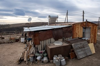 Die Geflüchteten bekommen oft nur baufällige Häuser, die sie mit Unterstützung von Caritas Armenien und Caritas international reparieren.