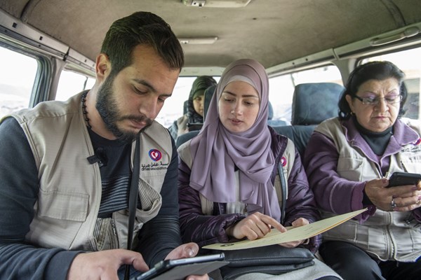 Die Caritas international unterstützt die Arbeit der internationalen Amel Association, die sich im Gebiet von Mashgara um die medizinische Versorgung besonders bedürftiger Menschen kümmert. Die Pflegekräfte Leila Karkouz und Mohammad al Husseini, zusammen mit Sozialarbeiterin Lamis El-Ammar und der ehrenamtlich tätigen Therese Tabari machen sich auf den Weg.