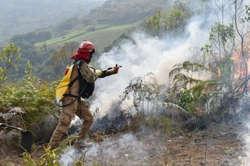 Caritas international bildet Menschen im Einzugsgebiet des Rio Coroico, ein Zufluss des Amazonas in Bolivien, in Katastrophenvorsorge aus - so wie diesen Brandhelfer. Ziel des Projekts ist, dass 35.000 Menschen besser auf Auswirkungen des Klimawandels in der Region vorbereitet sind und die Schäden geringer ausfallen. 
