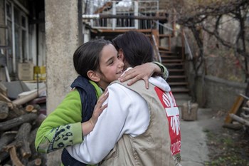 Anna Zalinyan (41), Caritas Sozialarbeiterin, besucht Nelly Saregsyan (45) und deren Tochter Irina (11) zu Hause. Irina besucht regelmäßig das Kinderzentrum "Kleiner Prinz", wo es Angebote für Spiele und Bildung sowie täglich ein warmes Mittagessen für die Kinder gibt.  