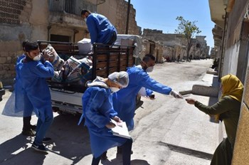 Millionen von Syrerinnen und Syrern sind wegen des Krieges auf Unterstützung angewiesen. Die Coronapandemie erschwert die Hilfeleistungen. Die Caritas hat einen Weg gefunden, Lebensmittel an die Bevölkerung zu verteilen und gleichzeitig die Schutzmaßnahmen einzuhalten. Auf diesem Bild ist eine Verteilung in Aleppo zu sehen.